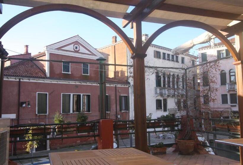 Quarto standart individual, Dalla Mora