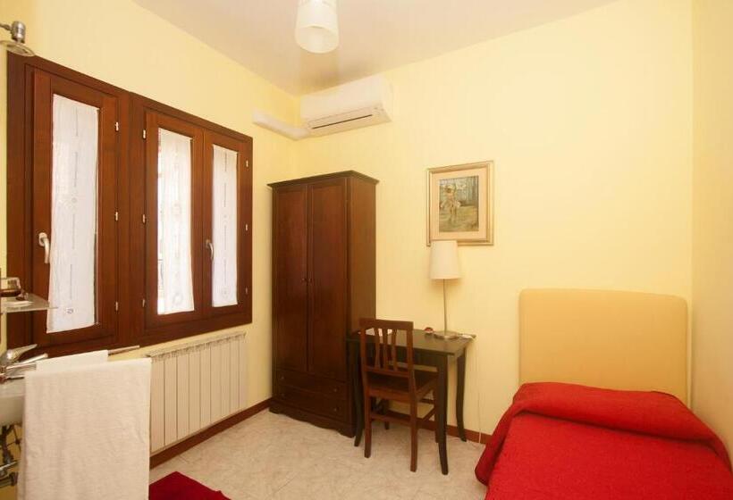 Quarto standart individual, Dalla Mora