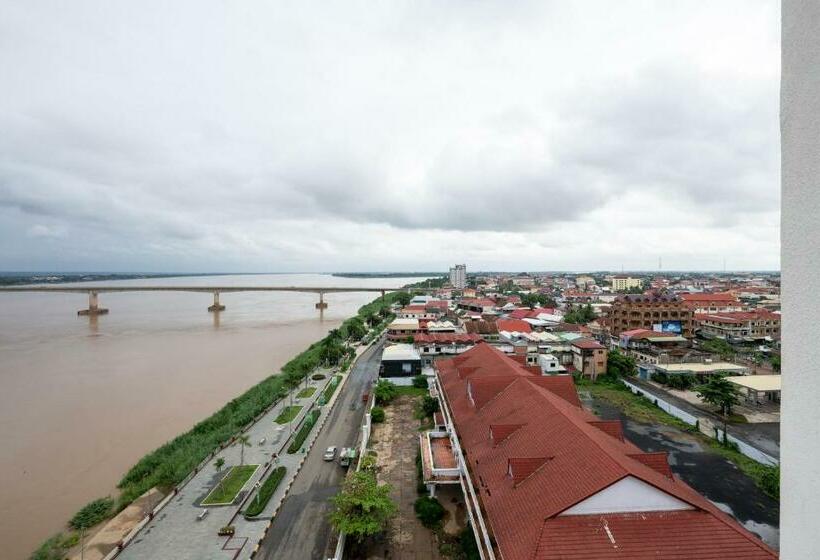 סוויטה עם נוף לנהר, Lbn Asian