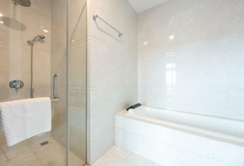 סוויטה עם נוף לנהר, Lbn Asian