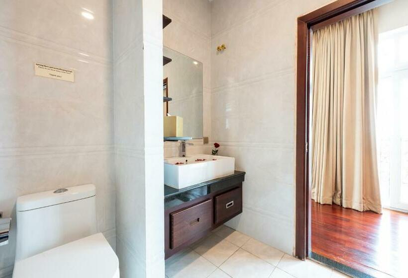 סוויטה עם נוף לנהר, Lbn Asian