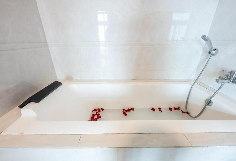 סוויטה עם נוף לנהר, Lbn Asian