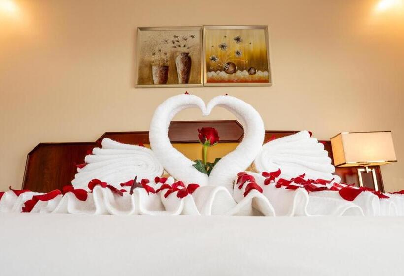 סוויטה עם נוף לנהר, Lbn Asian