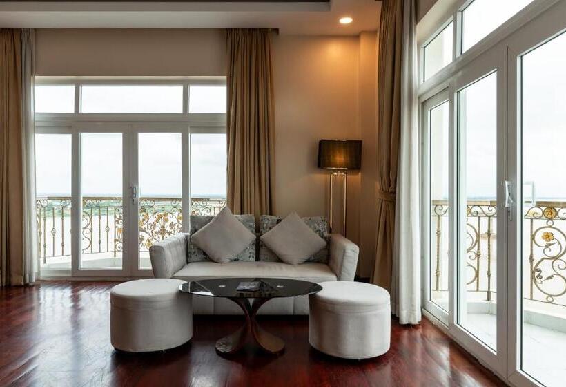 סוויטה עם נוף לנהר, Lbn Asian