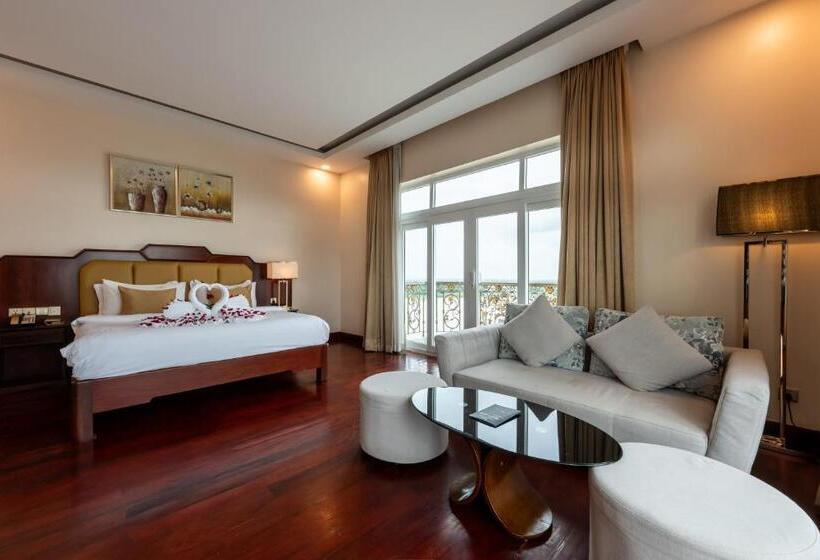 סוויטה עם נוף לנהר, Lbn Asian