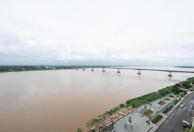 סוויטה עם נוף לנהר, Lbn Asian