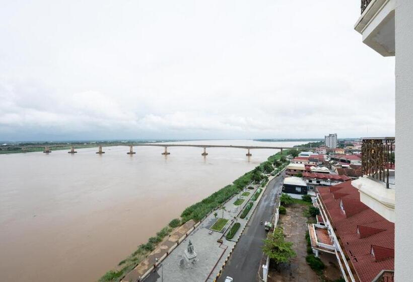 סוויטה עם נוף לנהר, Lbn Asian