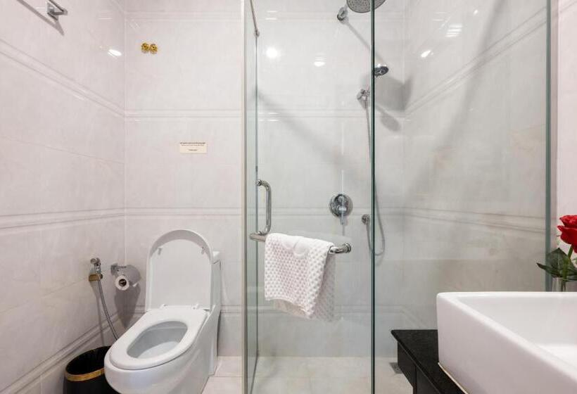 סוויטה עם נוף לנהר, Lbn Asian