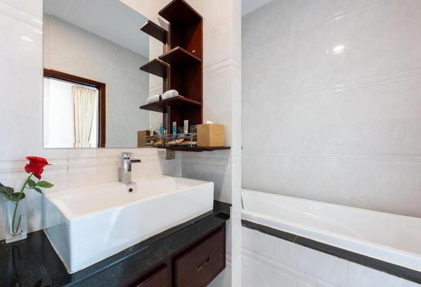 סוויטה עם נוף לנהר, Lbn Asian