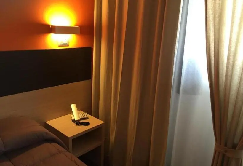 Habitación Triple Estándar, Milano