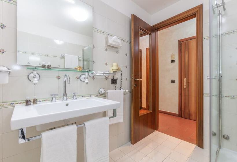 غرفة قياسية ثلاثية, Ristorante La Pergola