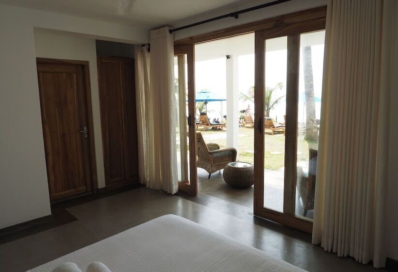 غرفة قياسية مطلّة علي البحر, The Seascape