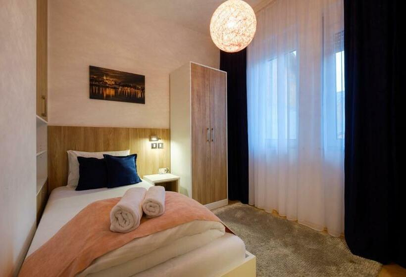 اتاق استاندارد یک تخته با بالکن, Airport Hotel Garni