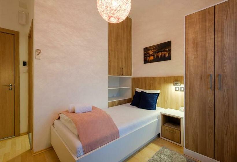 اتاق استاندارد یک تخته با بالکن, Airport Hotel Garni