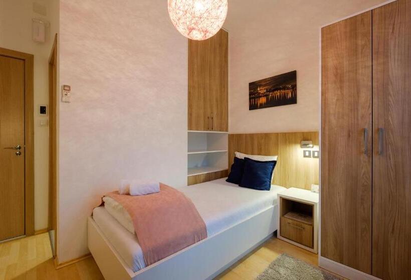 اتاق استاندارد یک نفره, Airport Hotel Garni