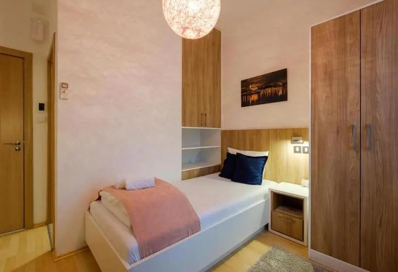 اتاق استاندارد یک نفره, Airport Hotel Garni