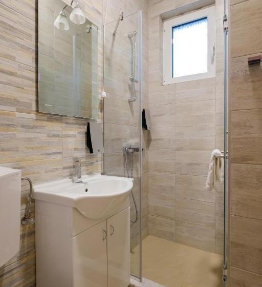 اتاق استاندارد یک نفره, Airport Hotel Garni