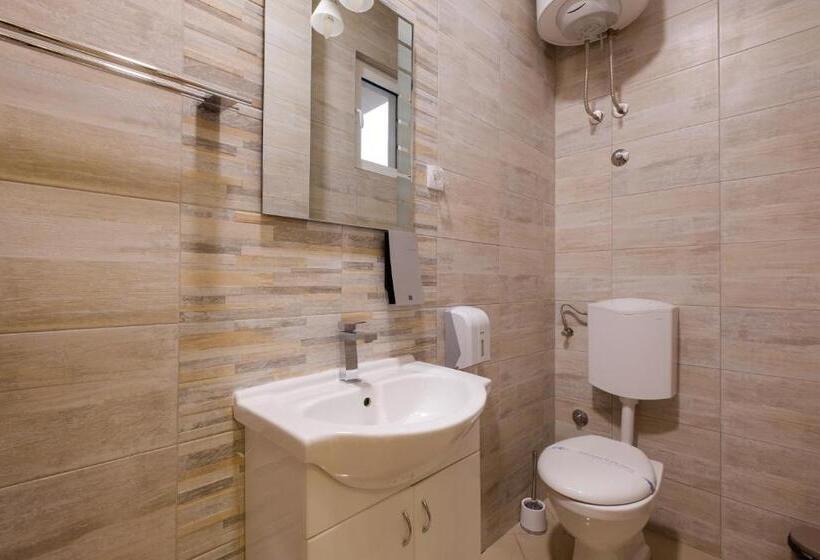 اتاق خانوادگی, Airport Hotel Garni