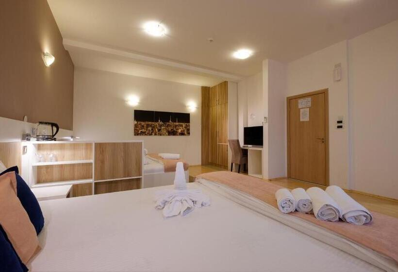 اتاق خانوادگی, Airport Hotel Garni