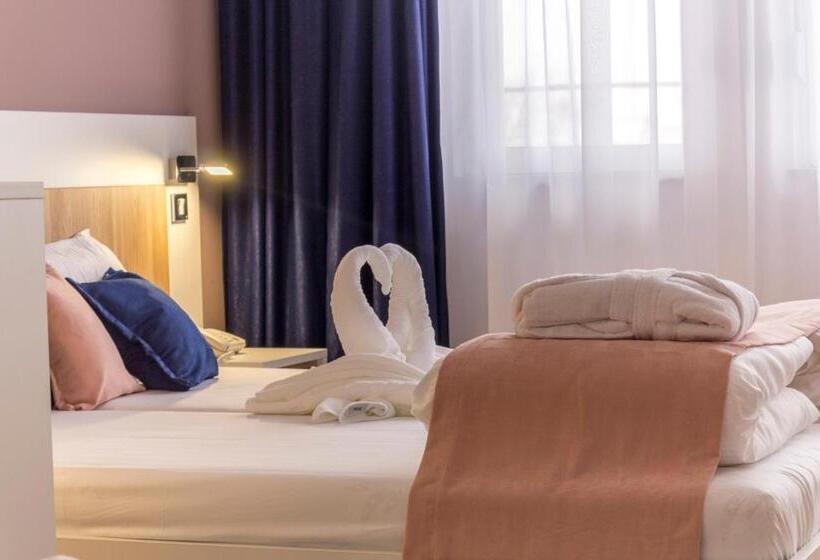 اتاق خانوادگی, Airport Hotel Garni