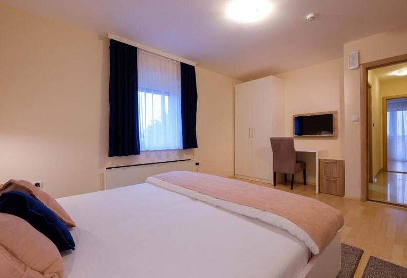 带1个卧室的带阳台的公寓, Airport Hotel Garni