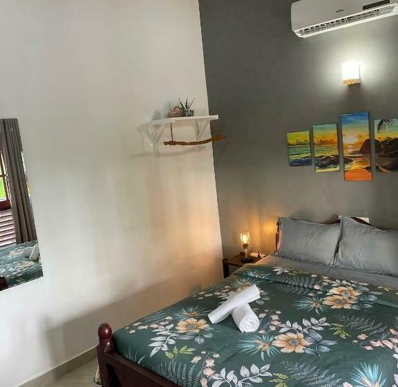 اتاق لوکس با بالکن و چشم‌انداز دریا, Sea Life Guest & Surf House