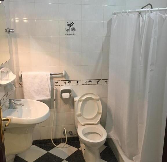 标准三人间, Al Meknan