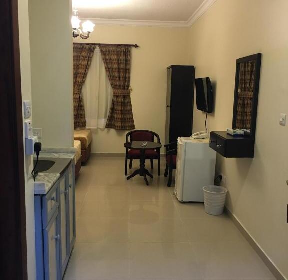 标准三人间, Al Meknan