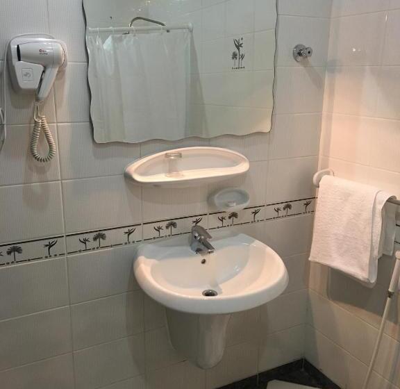 标准三人间, Al Meknan