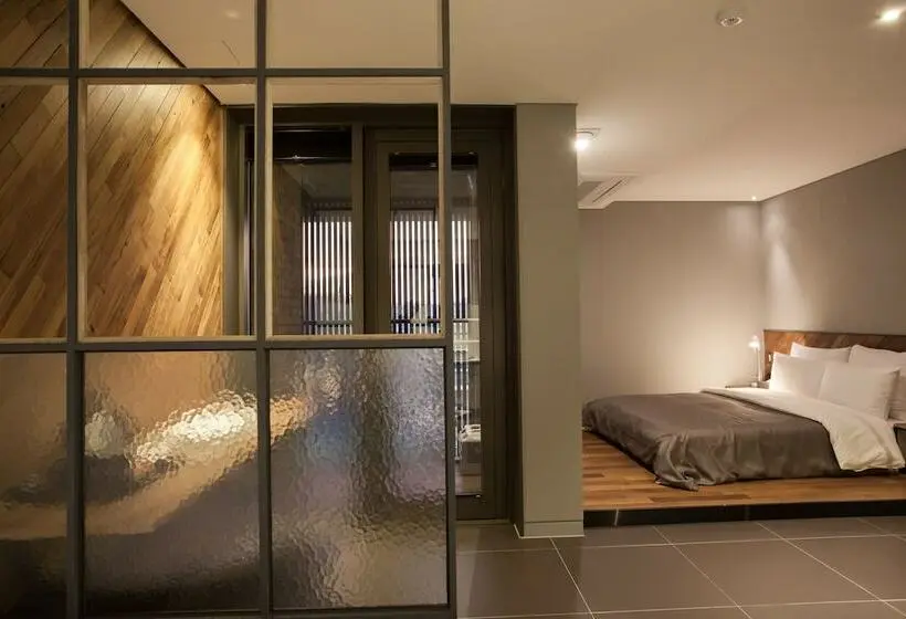 Chambre Deluxe, Gaden