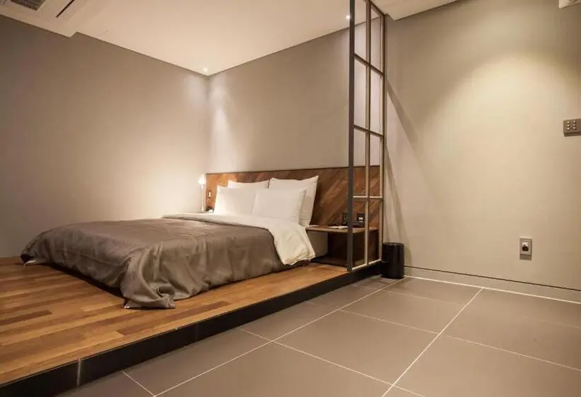 Chambre Deluxe, Gaden