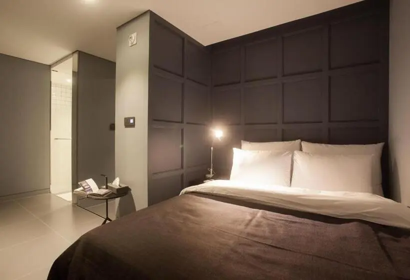 Chambre Deluxe, Gaden
