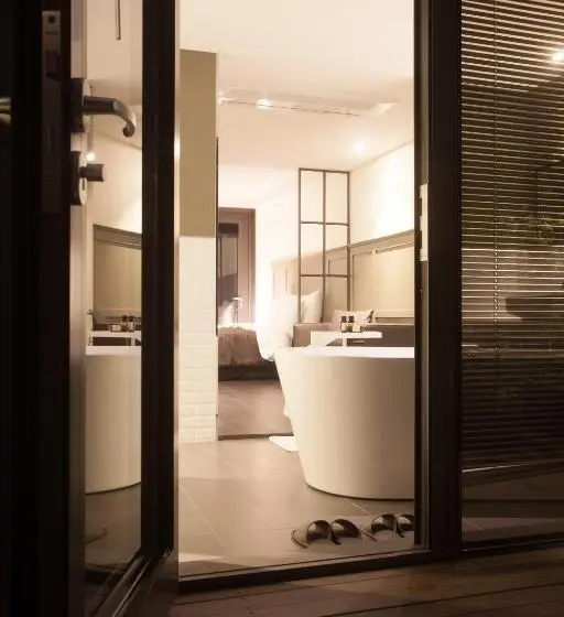 Junior Suite, Gaden