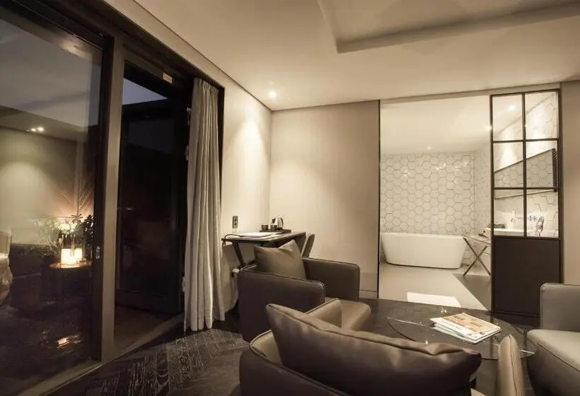 Junior Suite, Gaden