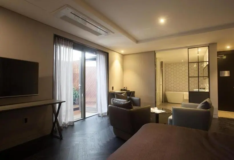 Junior Suite, Gaden