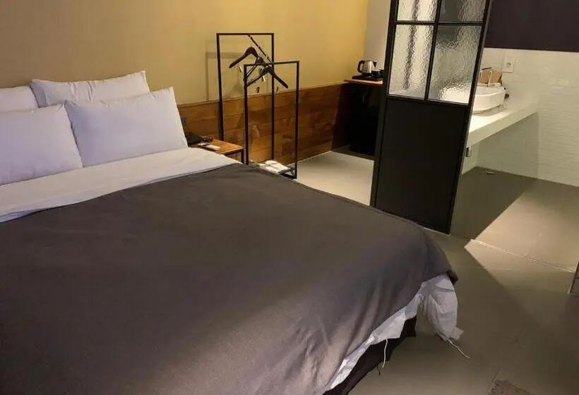 Chambre Economy, Gaden