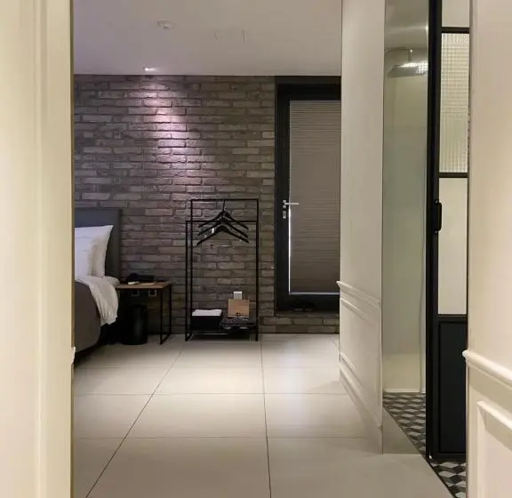 Chambre Economy, Gaden