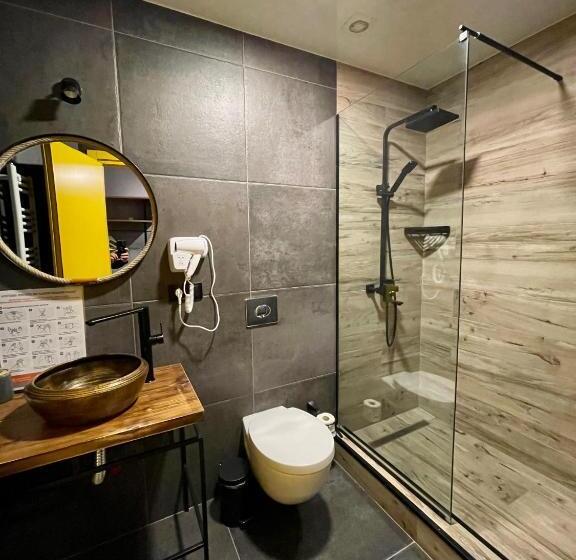 اتاق خانوادگی با چشم‌انداز کوه, Gudauri Loft