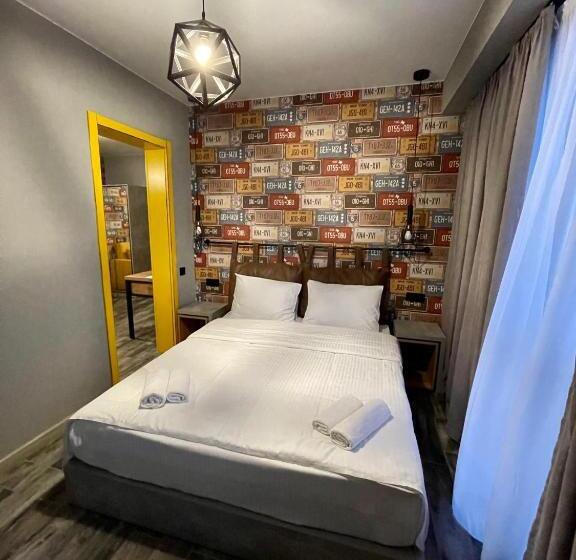 اتاق خانوادگی با چشم‌انداز کوه, Gudauri Loft