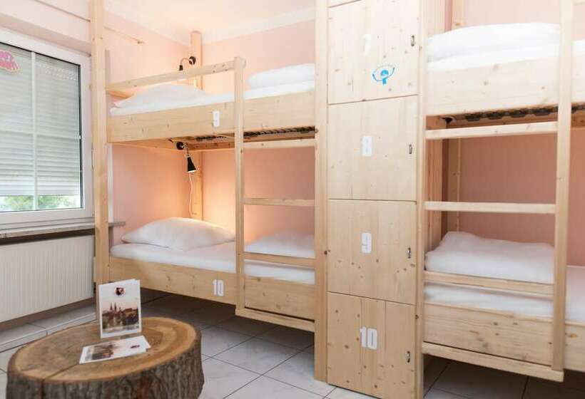 تختخواب در اتاق مشترک, Microverse Hostel