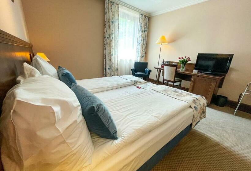 اتاق لوکس با تخت بزرگ, Park Hotel & Fitness Club Rzeszów