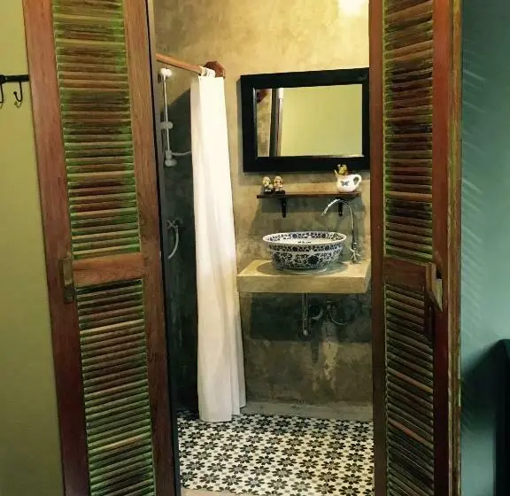 اتاق استاندارد یک نفره, Talardkao Balcony Krabi