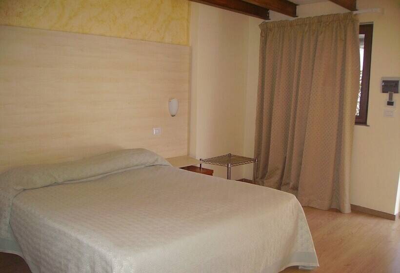 חדר סטנדרט לארבעה, Angela E Vincenzo