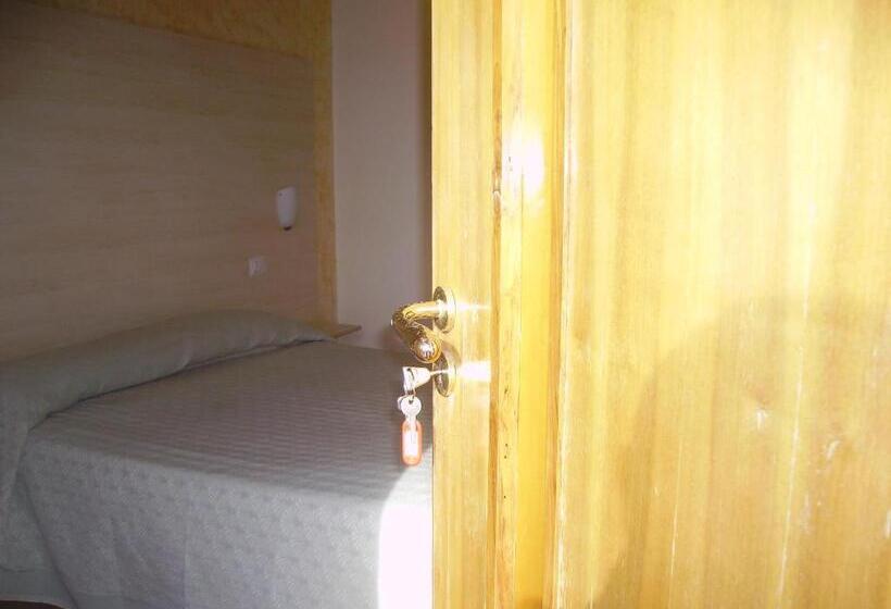 דירת חדר בקומת קרקע, Angela E Vincenzo