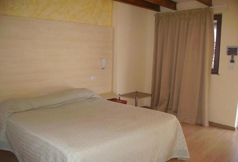 דירת חדר בקומת קרקע, Angela E Vincenzo