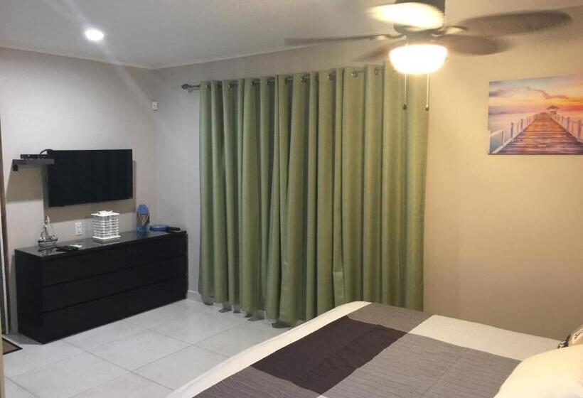 اتاق لوکس, The Pier Beach Inn & Suites