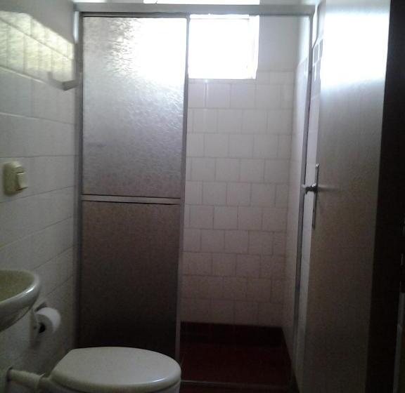 이코노미 트리플 룸, Columbia Palace