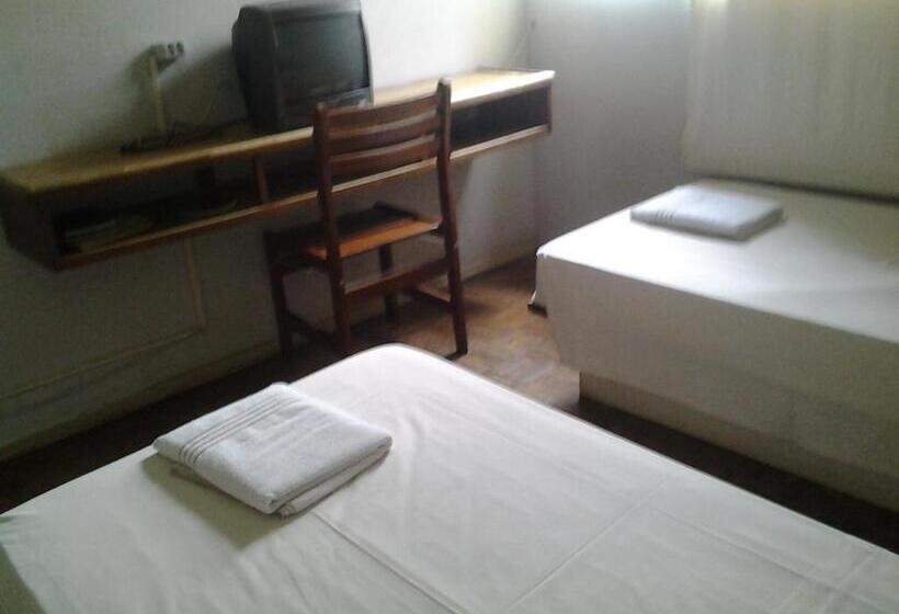 이코노미 트리플 룸, Columbia Palace