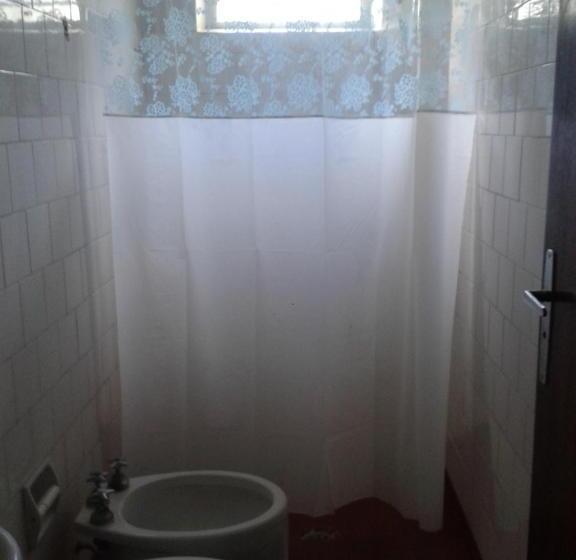 이코노미 트리플 룸, Columbia Palace