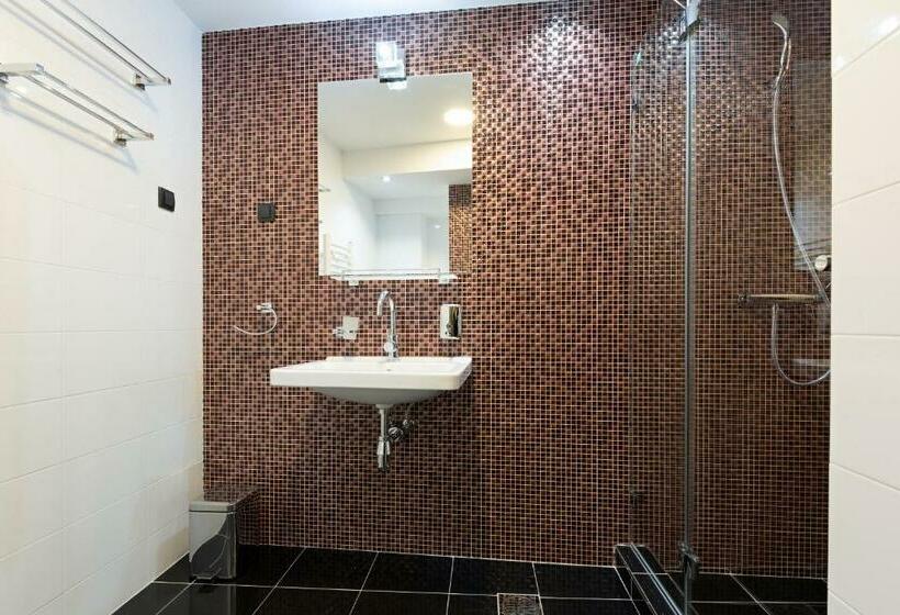 اتاق اکونومی, Sterling Garni